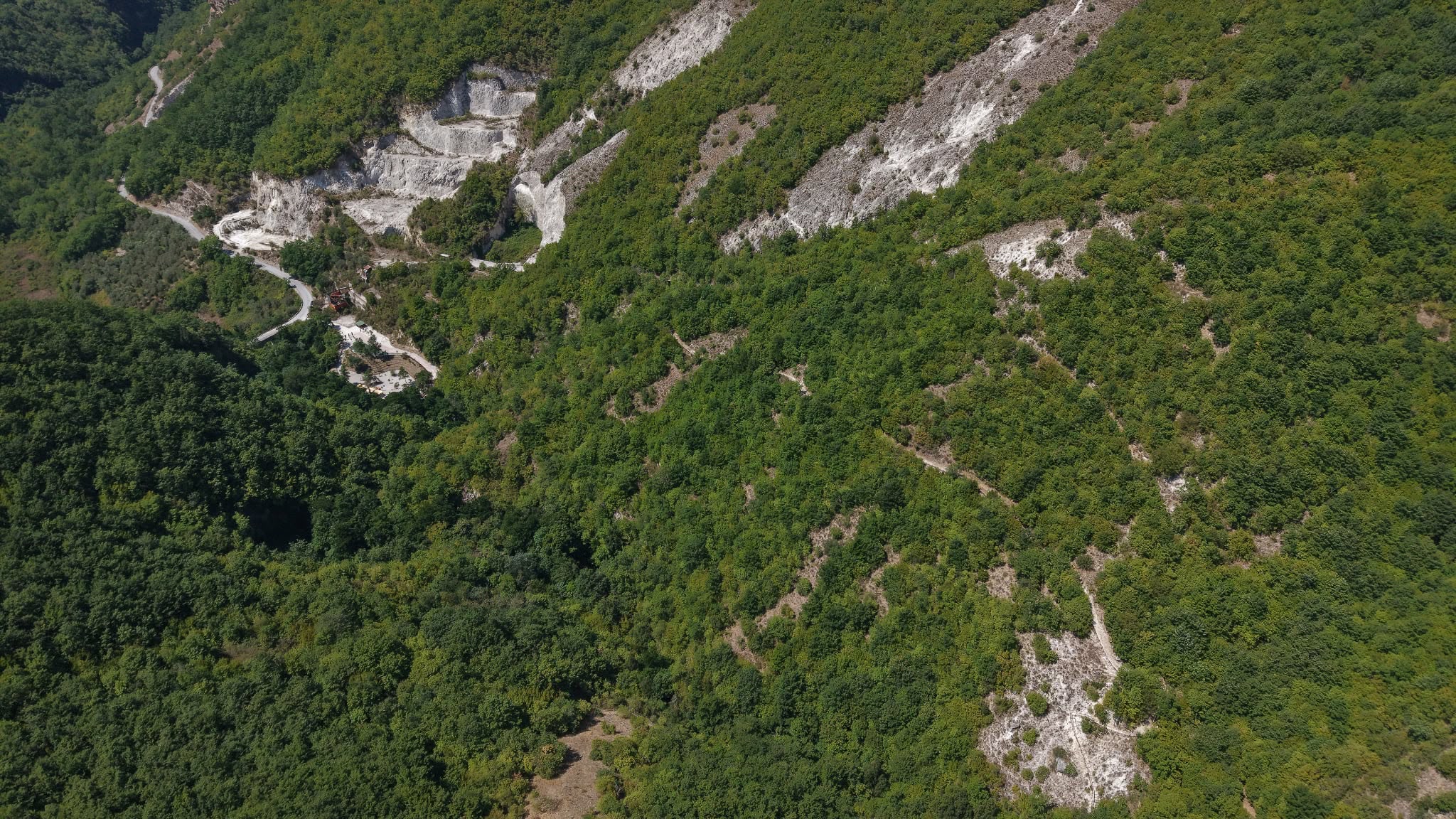 Il sentiero sul versante del vallone