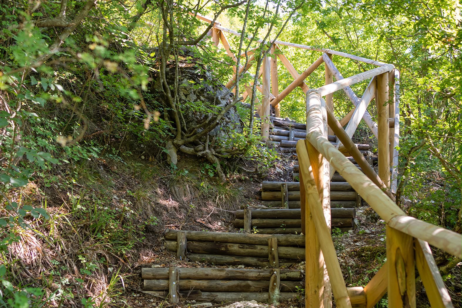 Scalinata con parapetto in legno