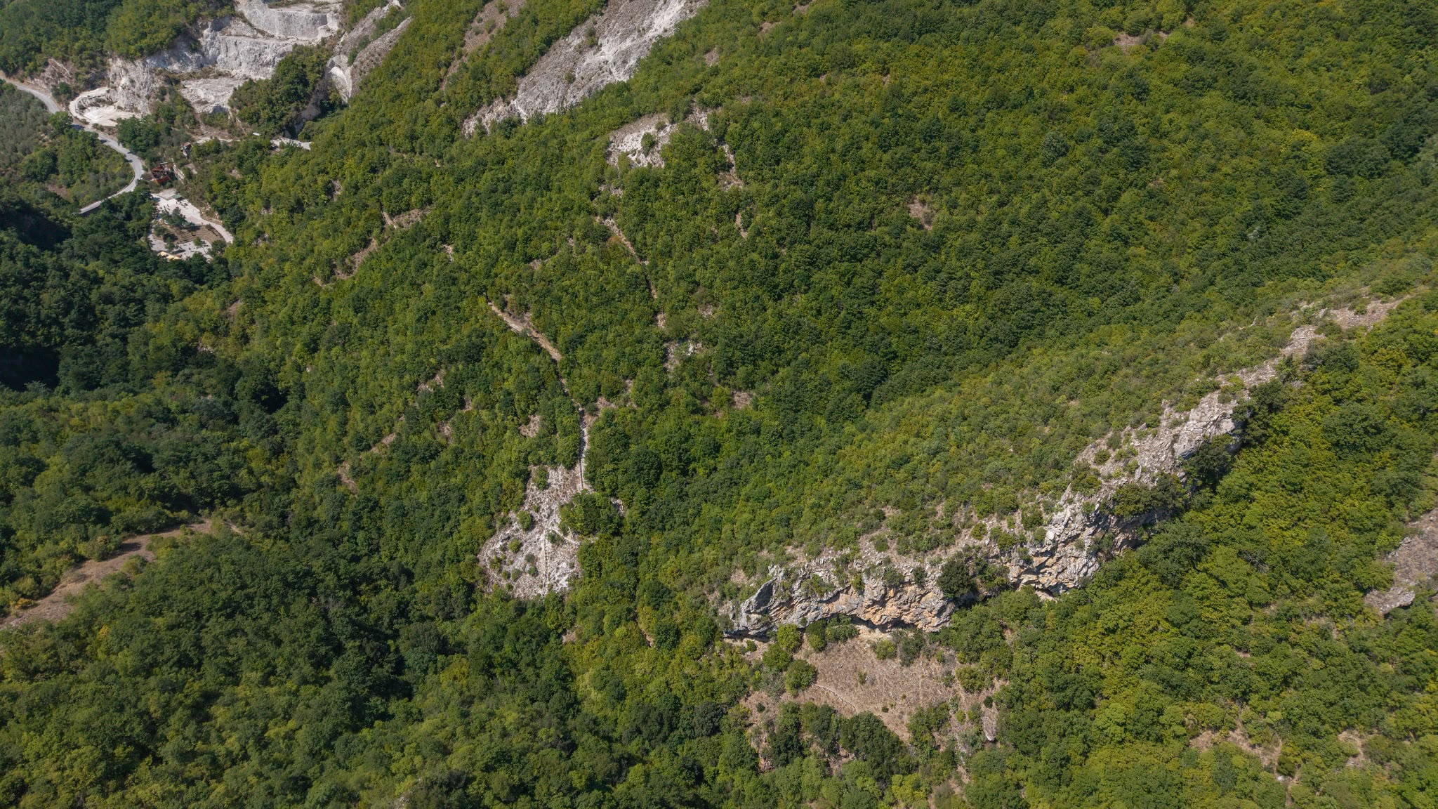 Ampia veduta aerea del vallone